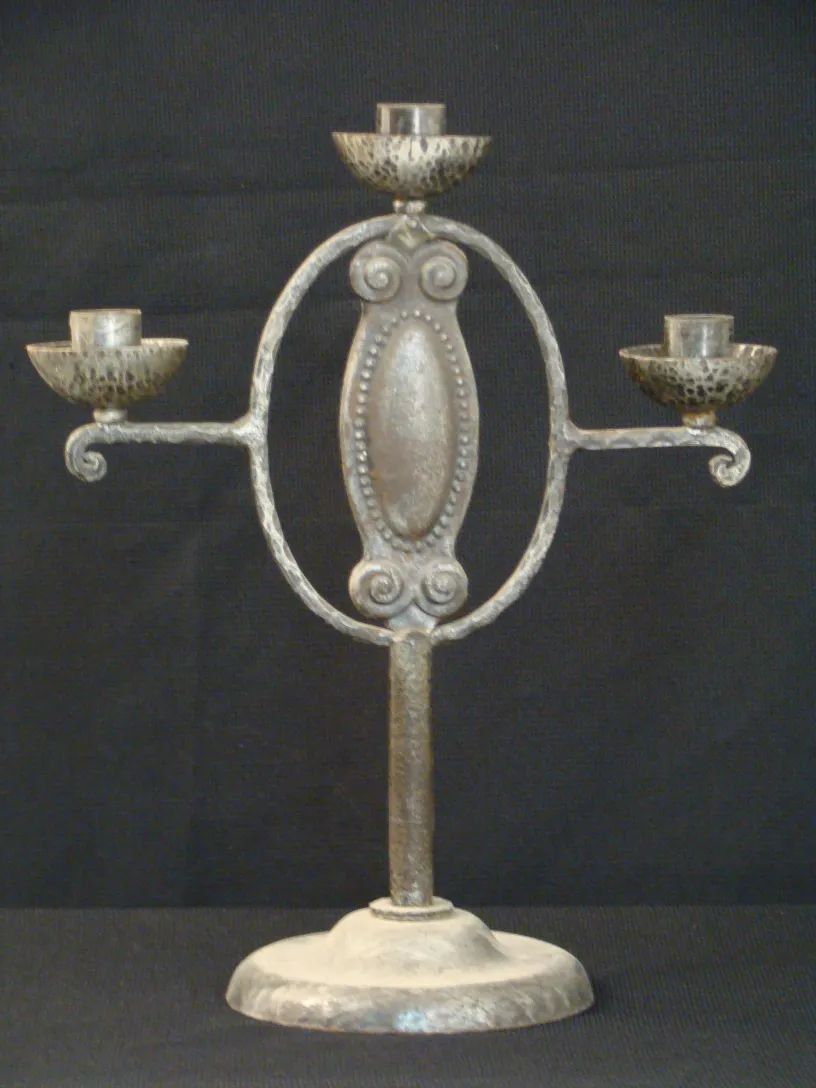 candelabre ancien avec trois bras et bougies