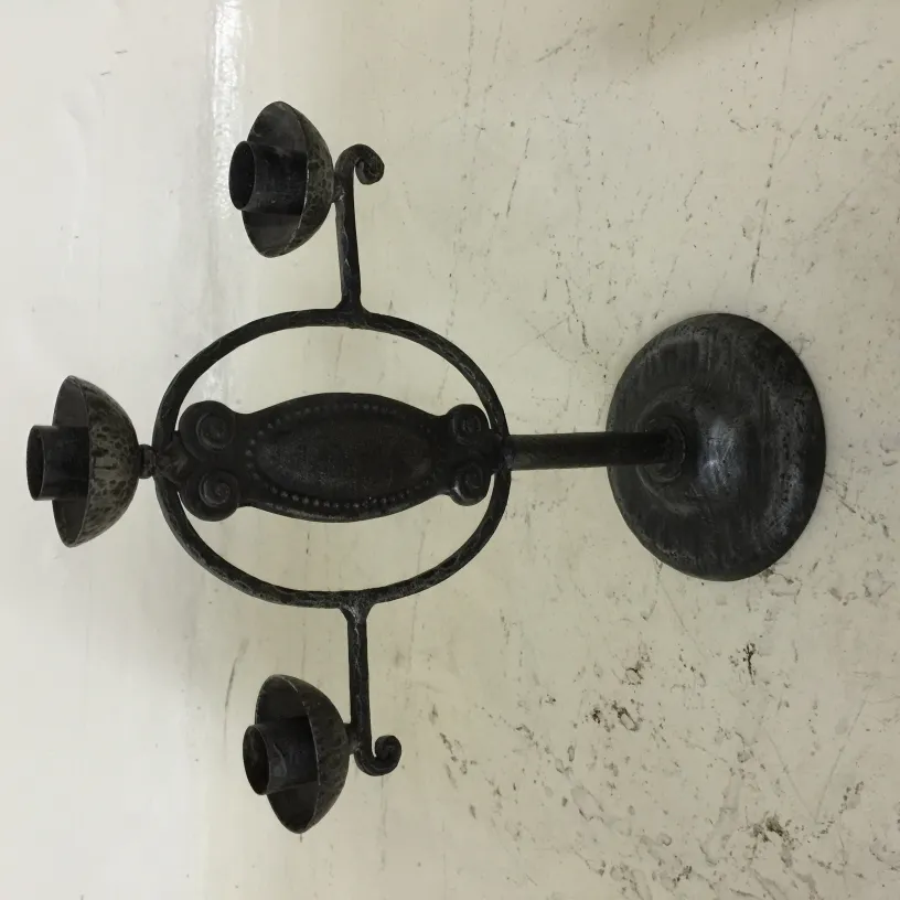 Candelabre ancien à trois bras avec une base ronde