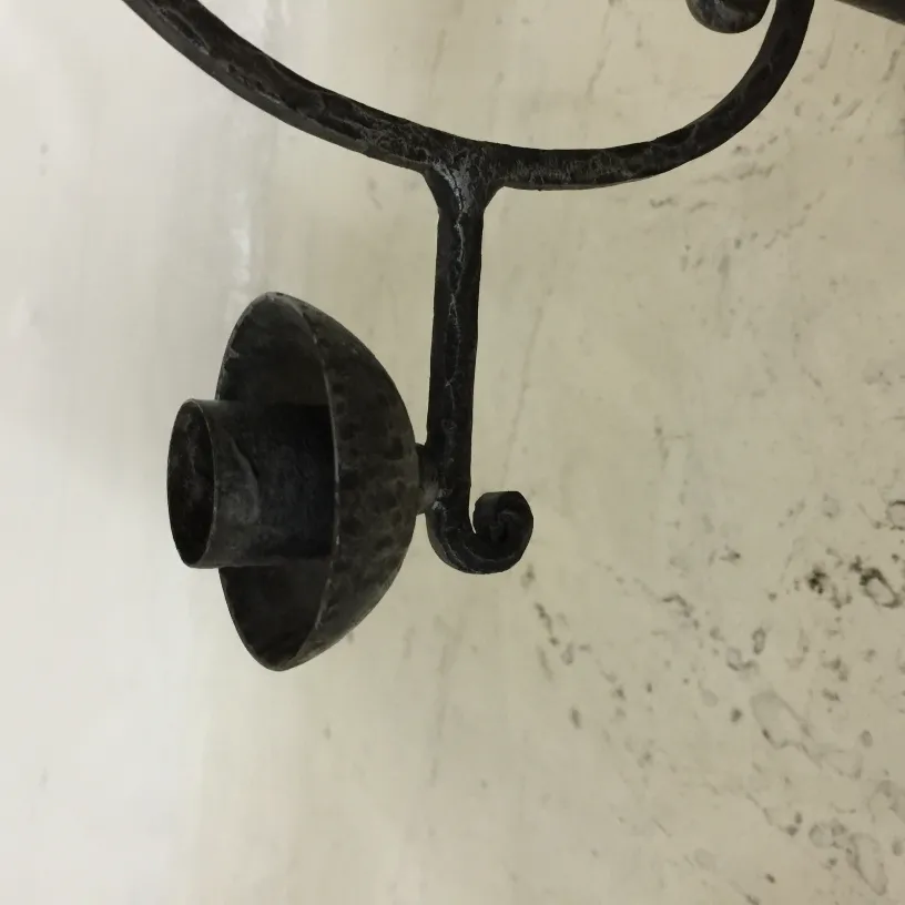 candelabre ancien avec base courbée, lumière douce