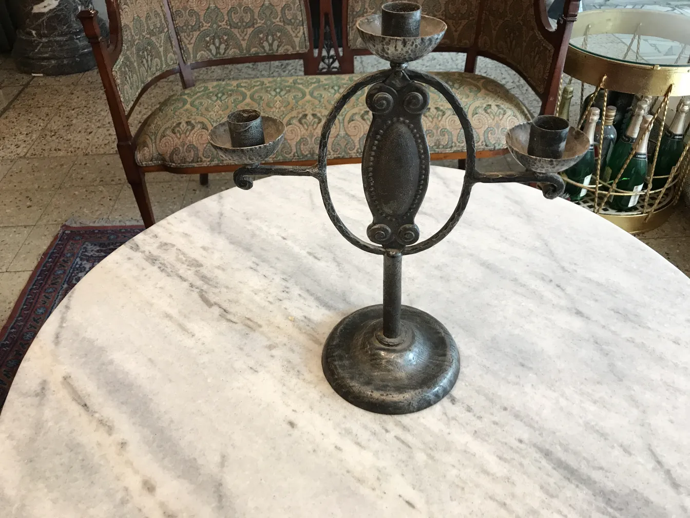candelabre ancien sur une table en marbre avec un arrière-plan décoratif