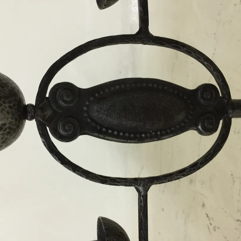 장식용 고대 촛대가 고전적인 환경에 있다