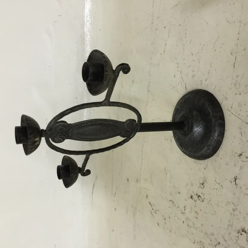 Alter Kandelaber aus Metall mit vier Armen, schlicht und elegant.