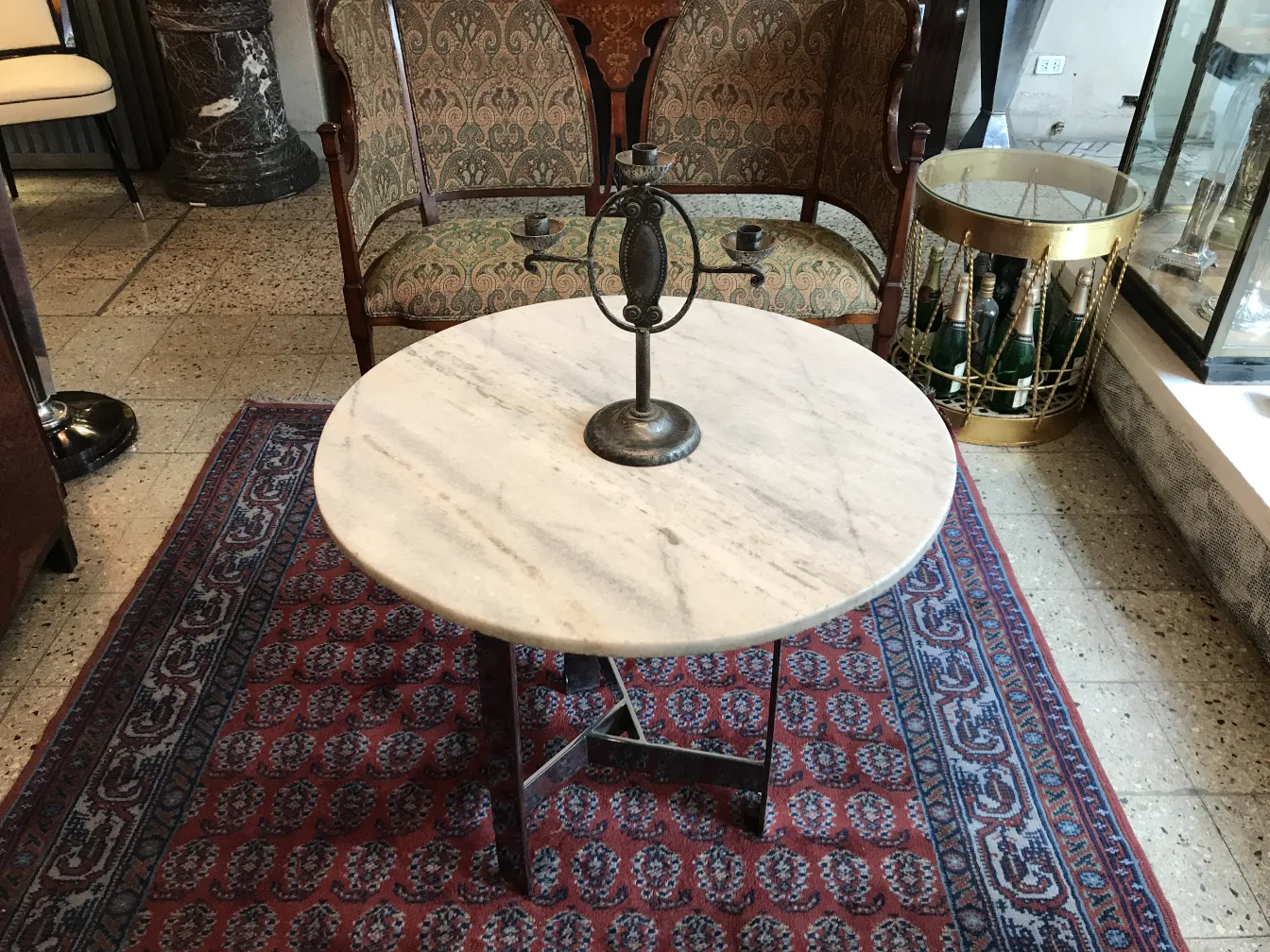 candelabro antigo elegantemente detalhado em um ambiente