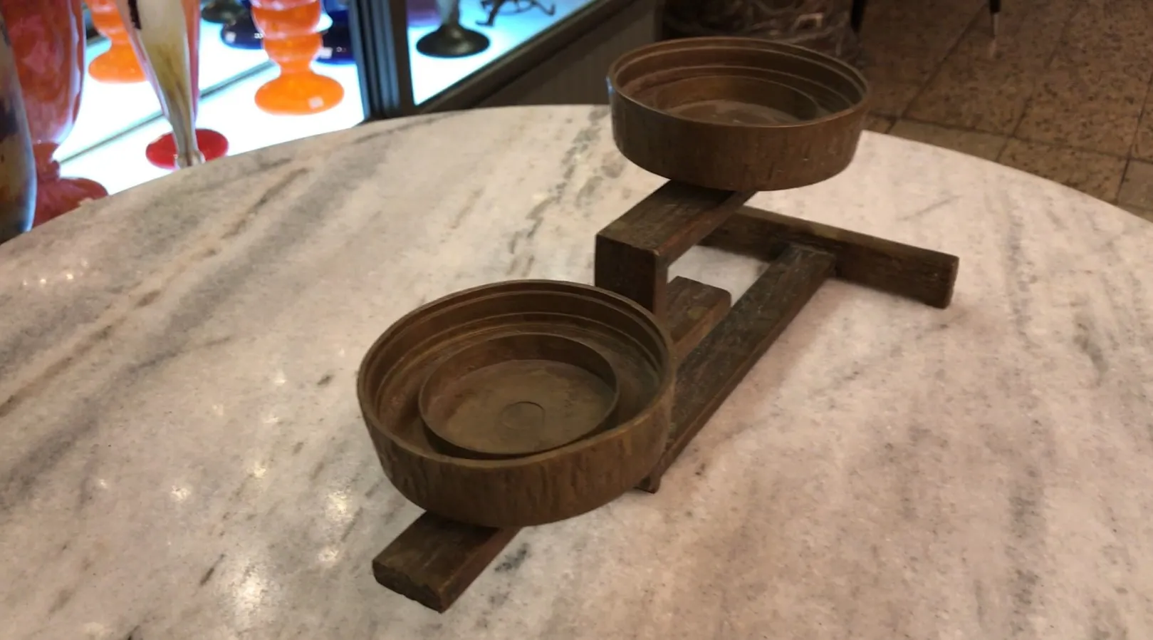 古い燭台とホルダーがテーブルに