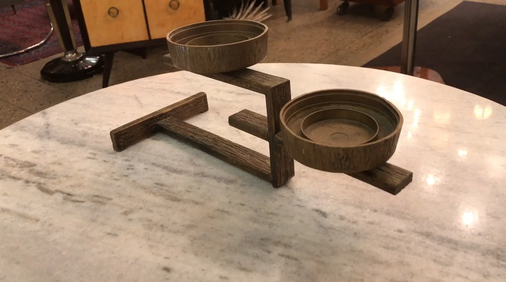 candelabro antico a due bracci con supporto decorativo in un ambiente elegante