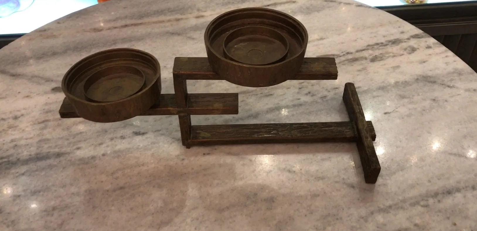 candelabre ancien avec deux lumières sur une base en bois