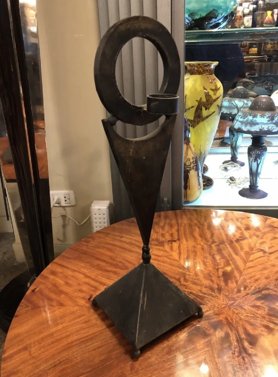 candelabro antigo com base triangular elegante