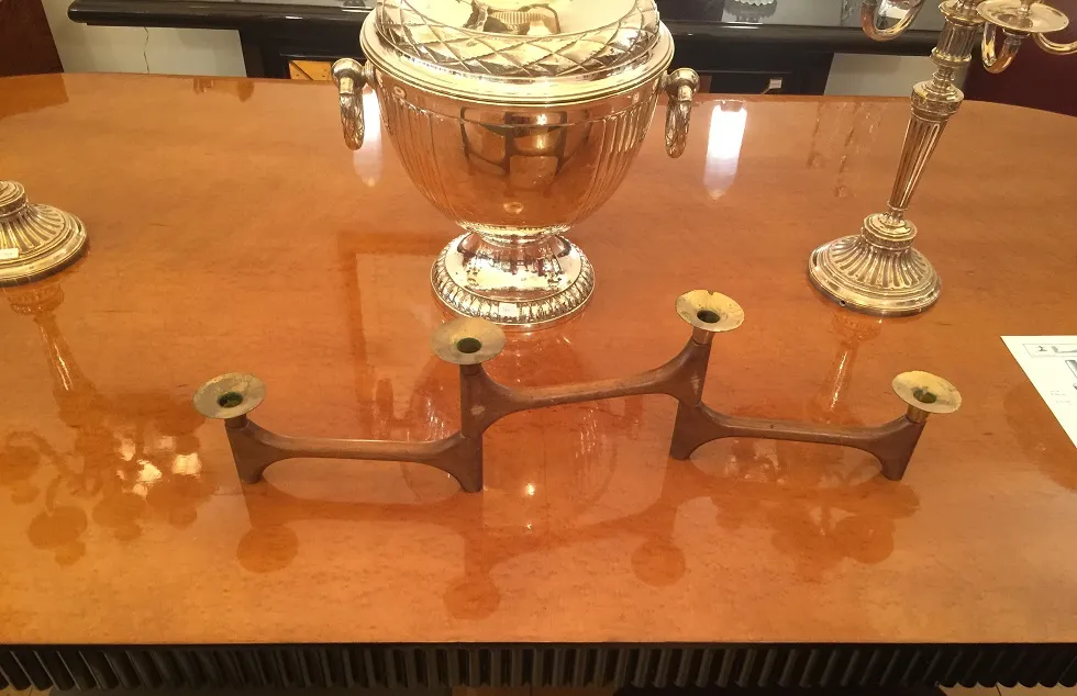 candelabre ancien à trois bras avec base décorative