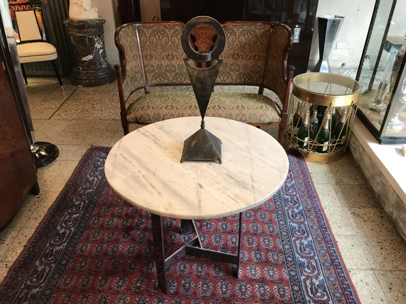 candelabro antico con un design decorativo elegante in un ambiente accogliente