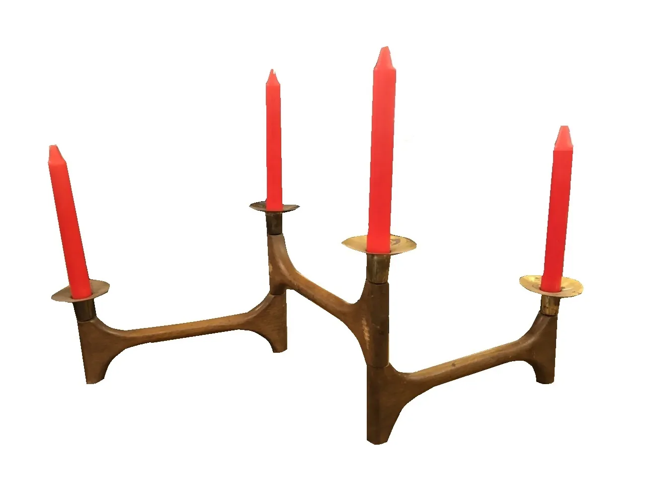 candelabro antico con tre candele rosse in supporti