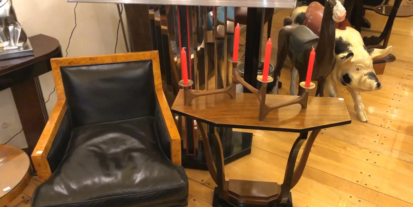 candelabro antico in un ambiente decorativo con candele rosse e mobili retrò