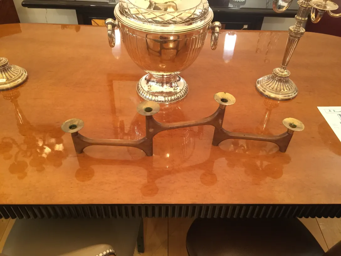 Candelabre ancien à trois bras sur une table avec des bougies