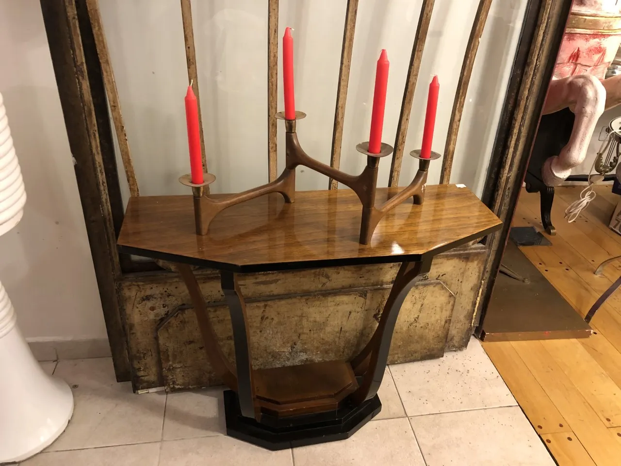 elegante candelabro antigo com velas decorativas vermelhas em um ambiente acolhedor