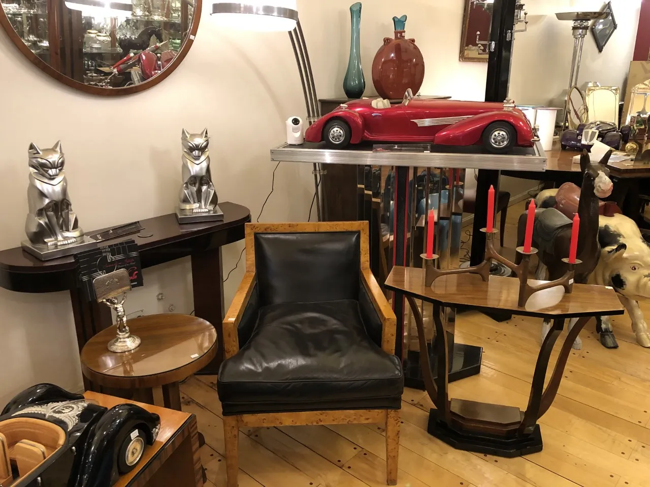 Candelabro antigo com três velas vermelhas em um ambiente decorativo