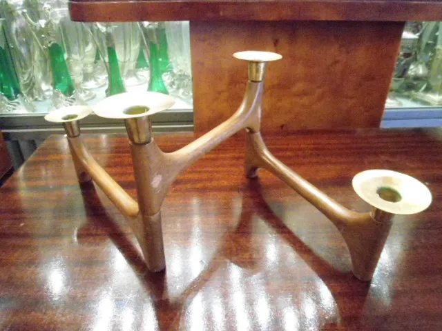 candelabro antiguo con tres brazos y base elegante en ambiente cálido