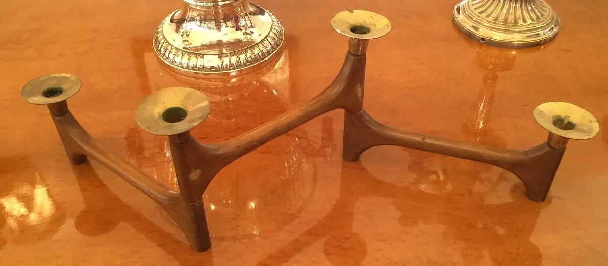 Candelabro antico con più braccia in stile unico.