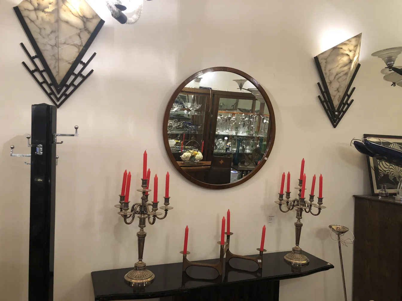 Candelabro antico con diverse candele rosse in un ambiente elegante.