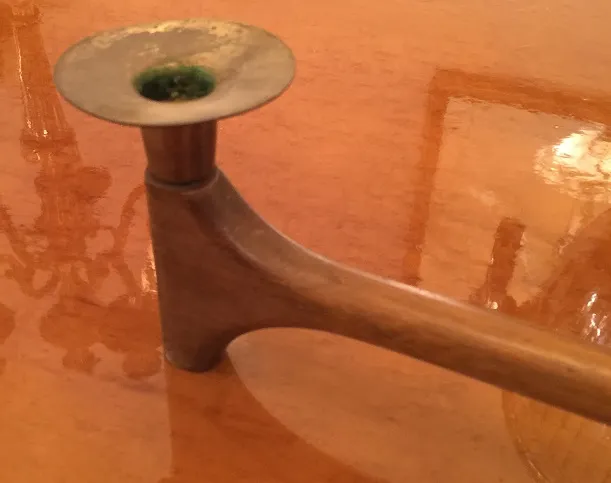 光沢のある木製テーブルの上に古い燭台