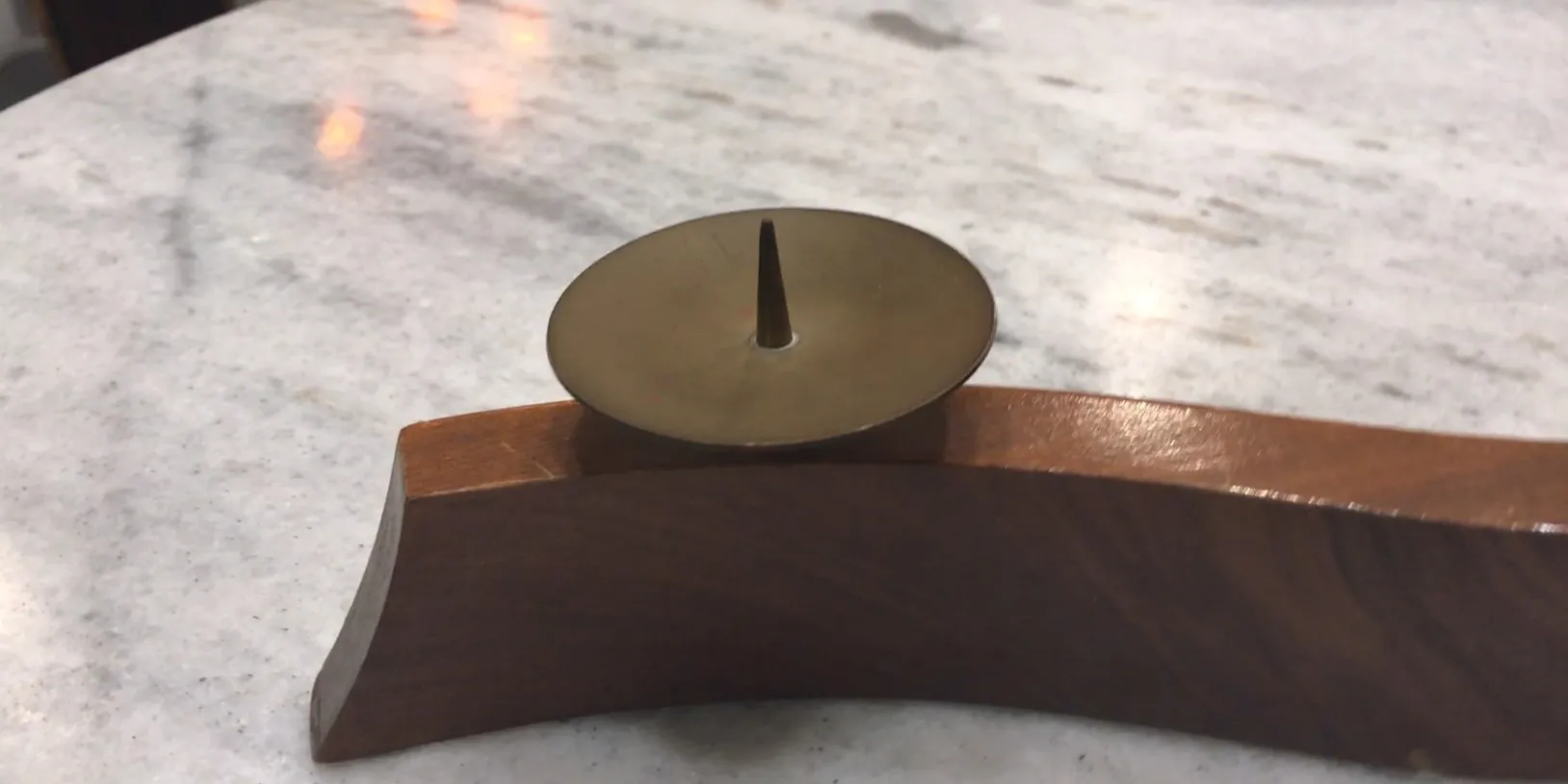 antik kandelaber mit eleganter, geschwungener Basis