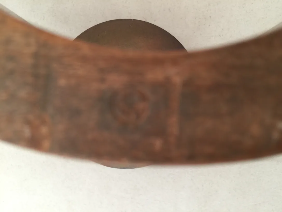 antik dekorativer Kandelaber mit detailliertem Design in neutralem Umfeld