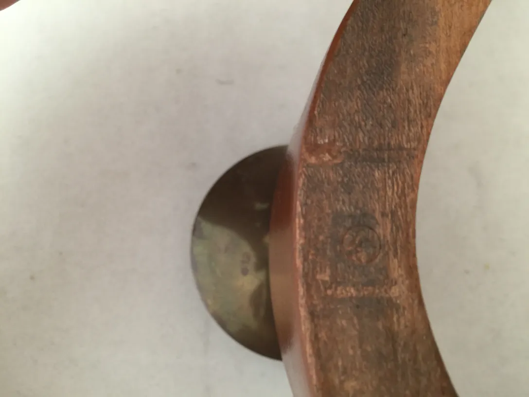 Candelabre ancien avec base ronde et détails distinctifs