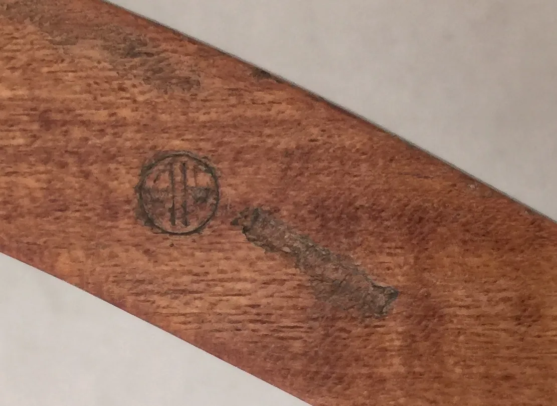 شمعدان زخرفي قديم مع ختم