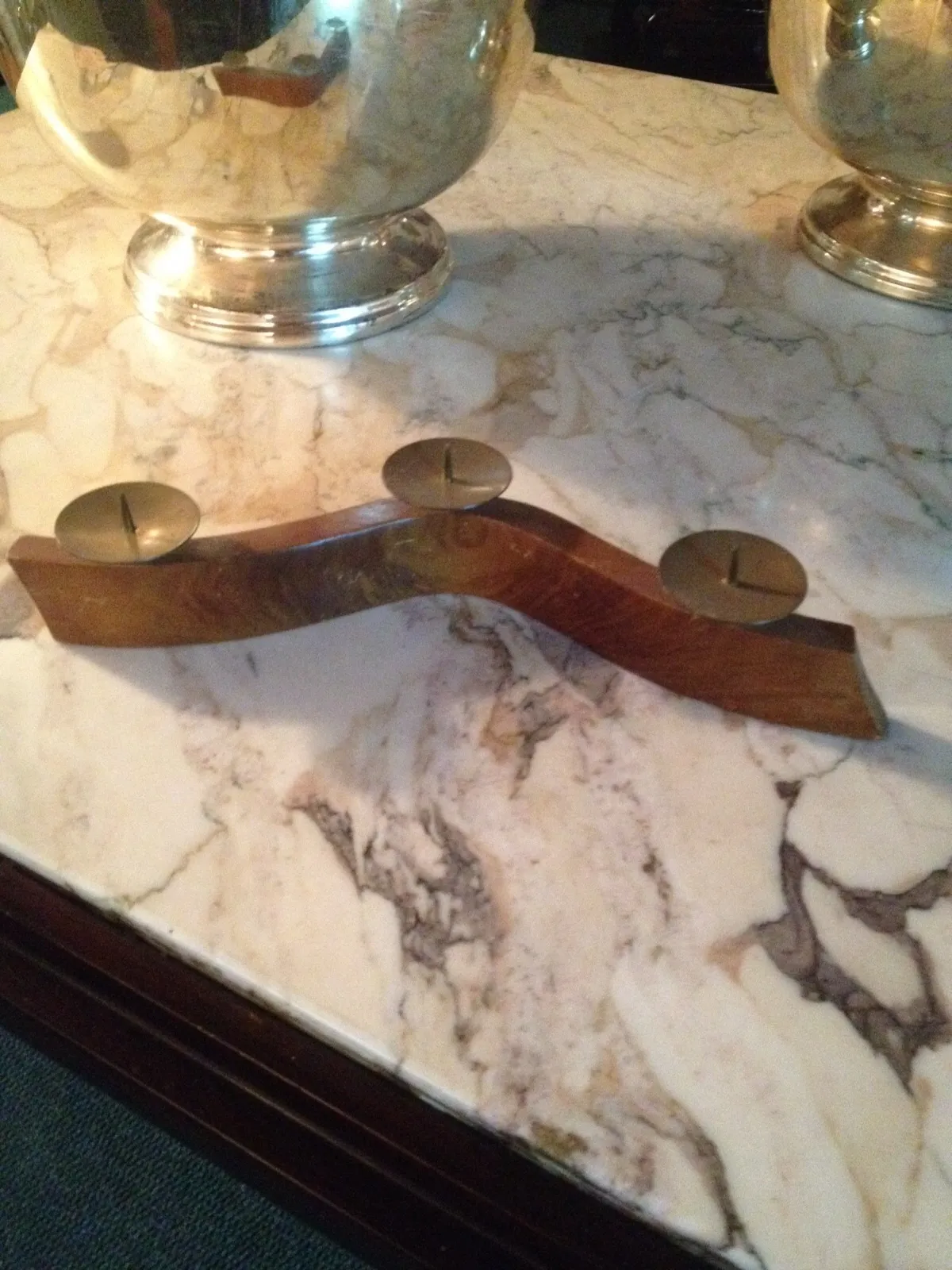 Candelabro antigo com base curva e três suportes de vela