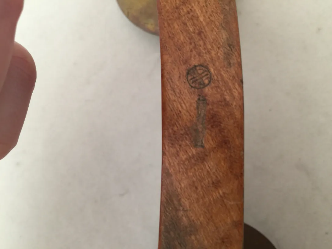 candelabre ancien avec un design élégant et des détails raffinés