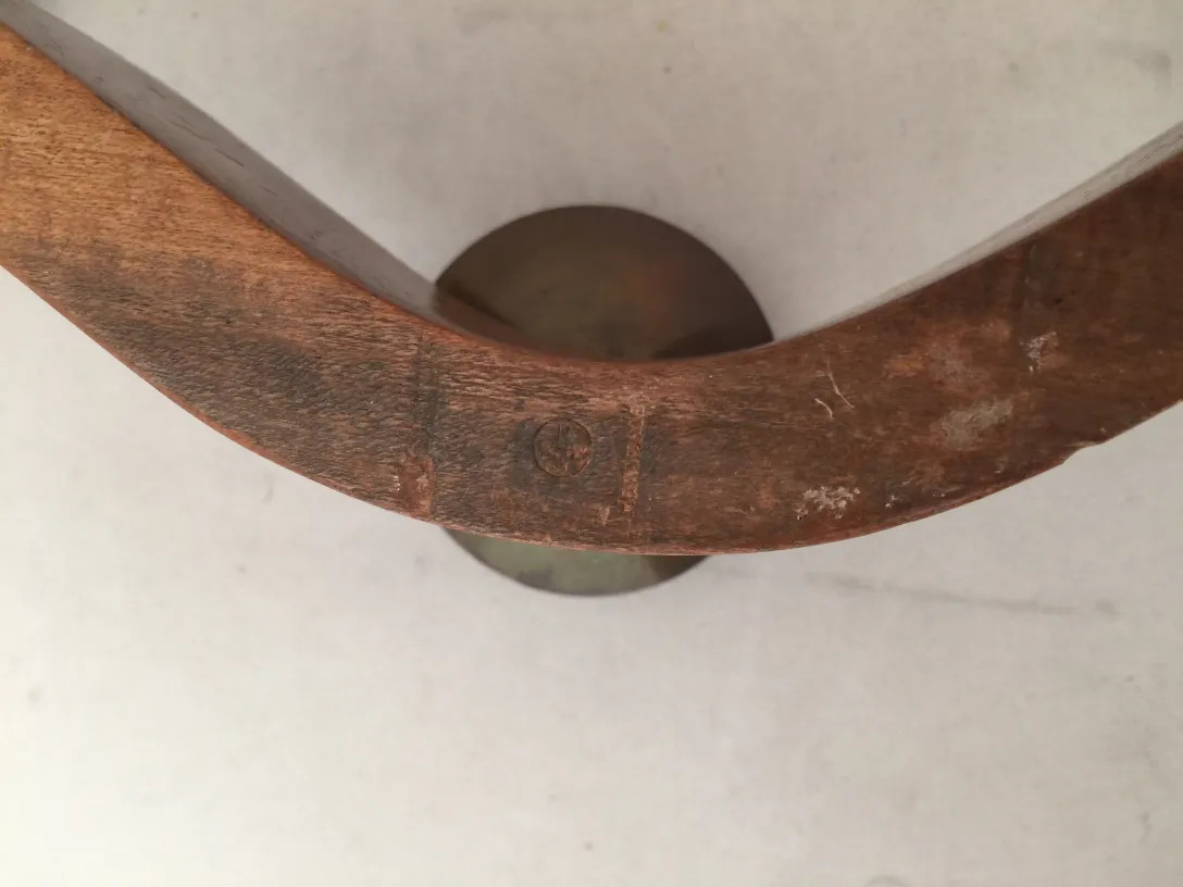 고전적인 곡선 디자인의 촛대, 중립적인 배경.