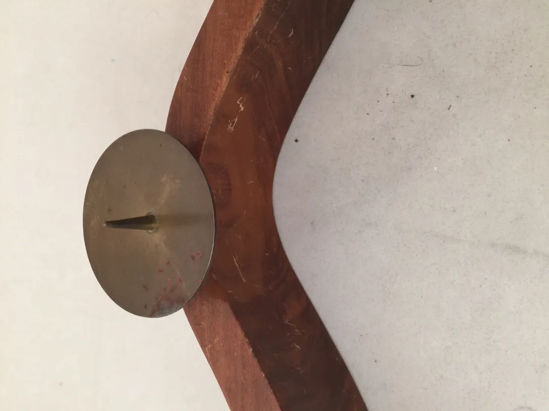 Eleganter antiker Kandelaber mit runder und stilvoller Basis in einem eleganten Umfeld.