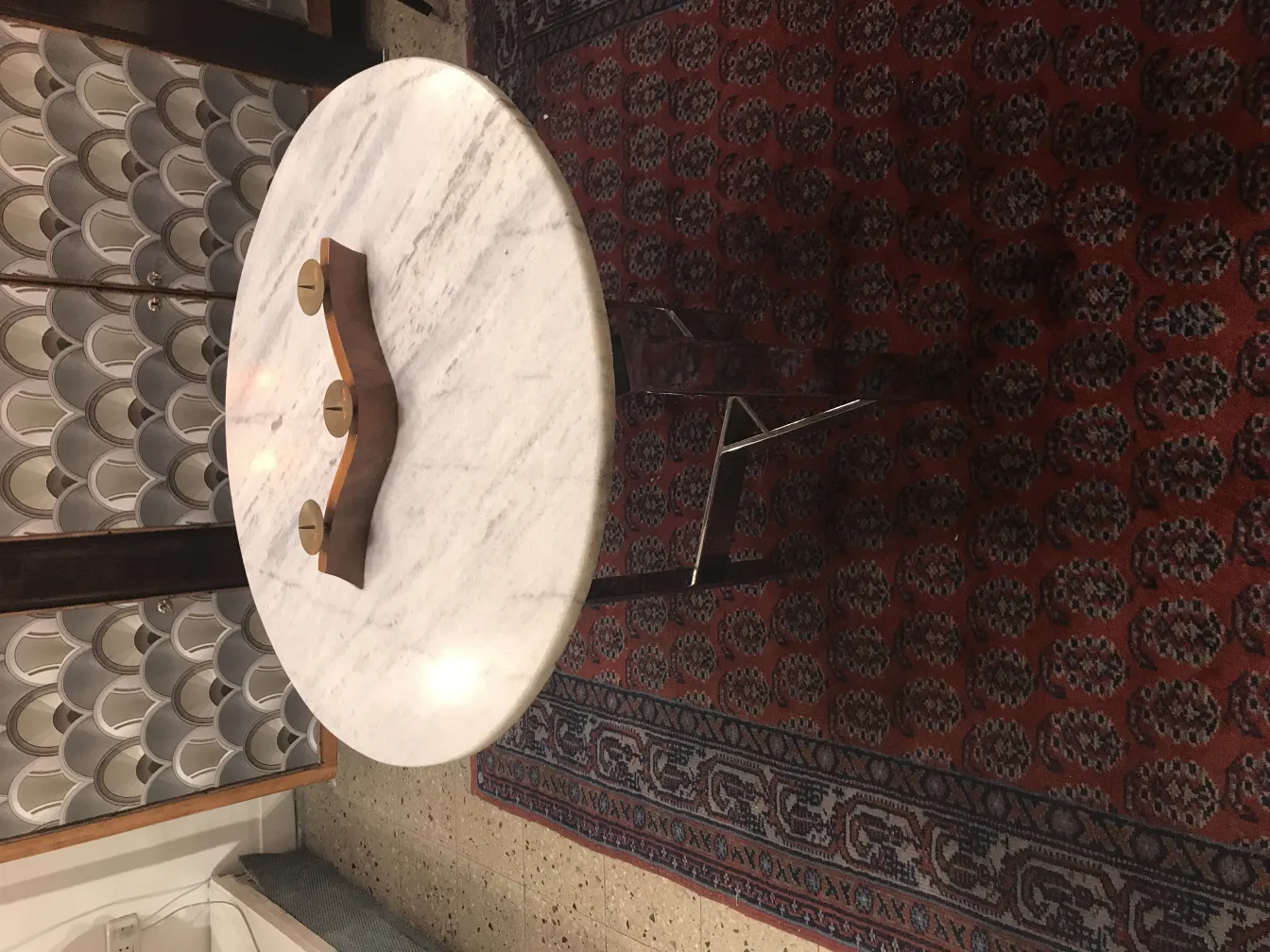 candelabre ancien à trois lumières sur une table ronde