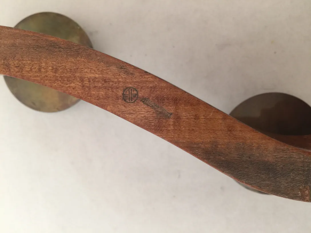 古老的烛台，优雅的弯曲设计，明亮的背景