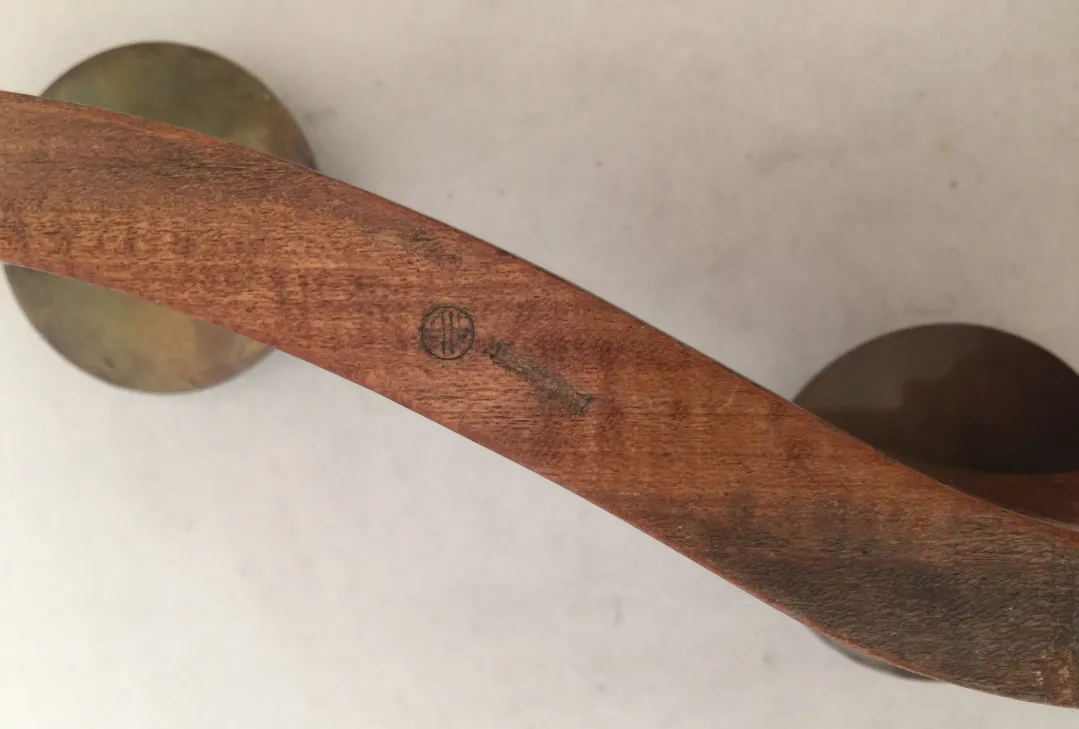 Декоративные канделябры древние с плавным дизайном