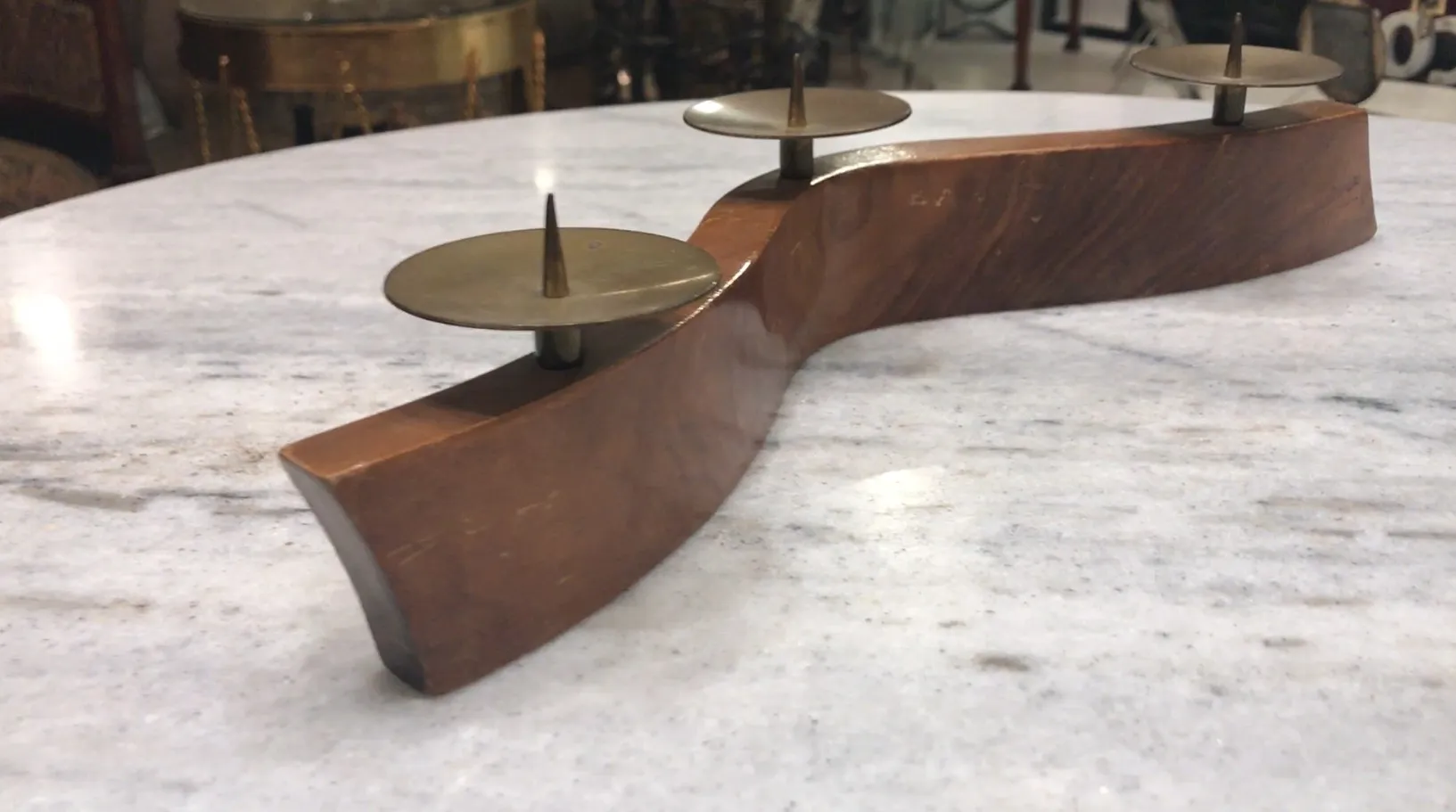 Candelabra antik dengan desain melengkung, dua dudukan lilin, dalam suasana klasik