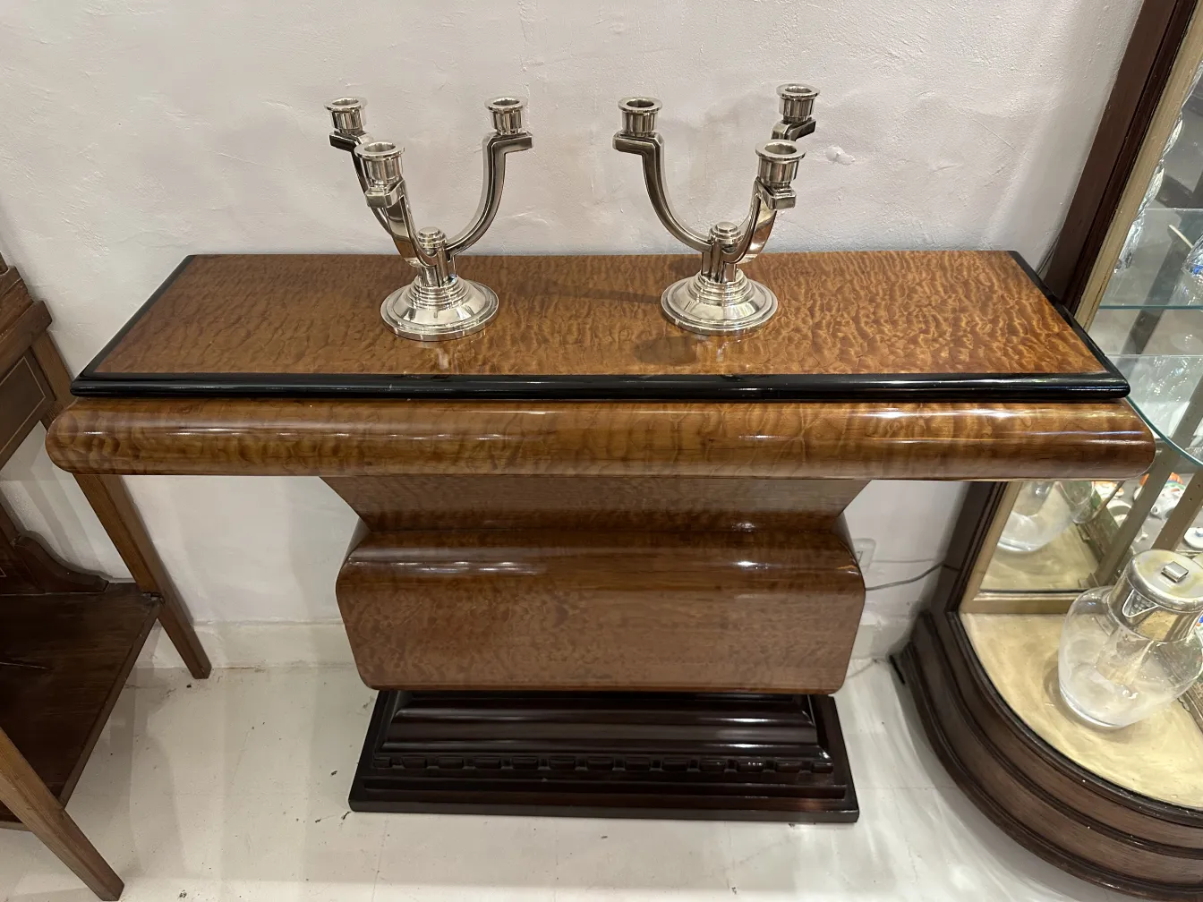 candelabro antiguo en una mesa de madera con decoración elegante