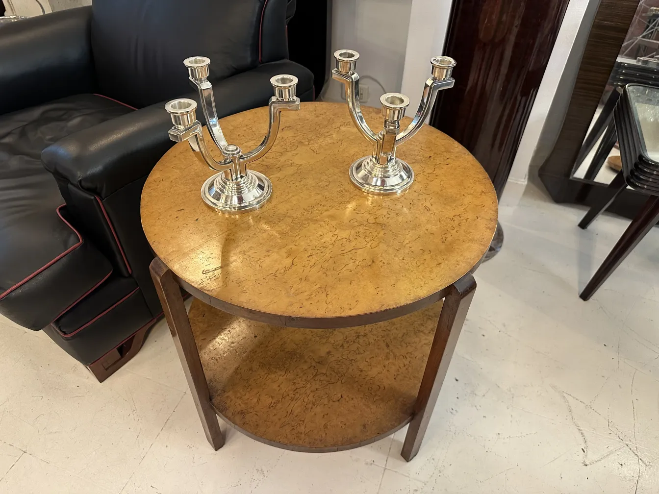 candelabro antigo com três braços em mesa redonda