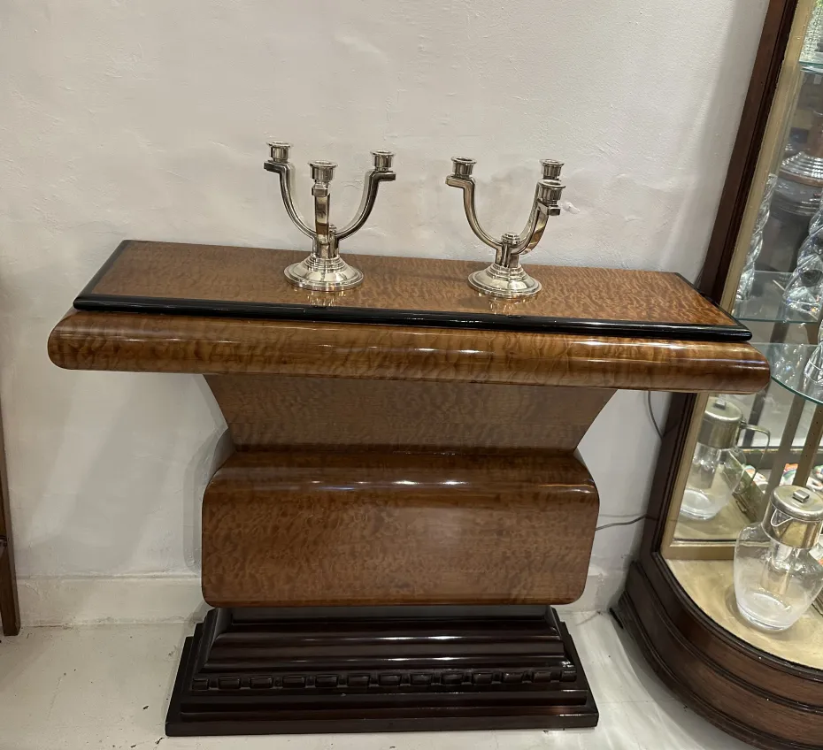 Candelabro antigo sobre mesa elegante com fundo decorativo