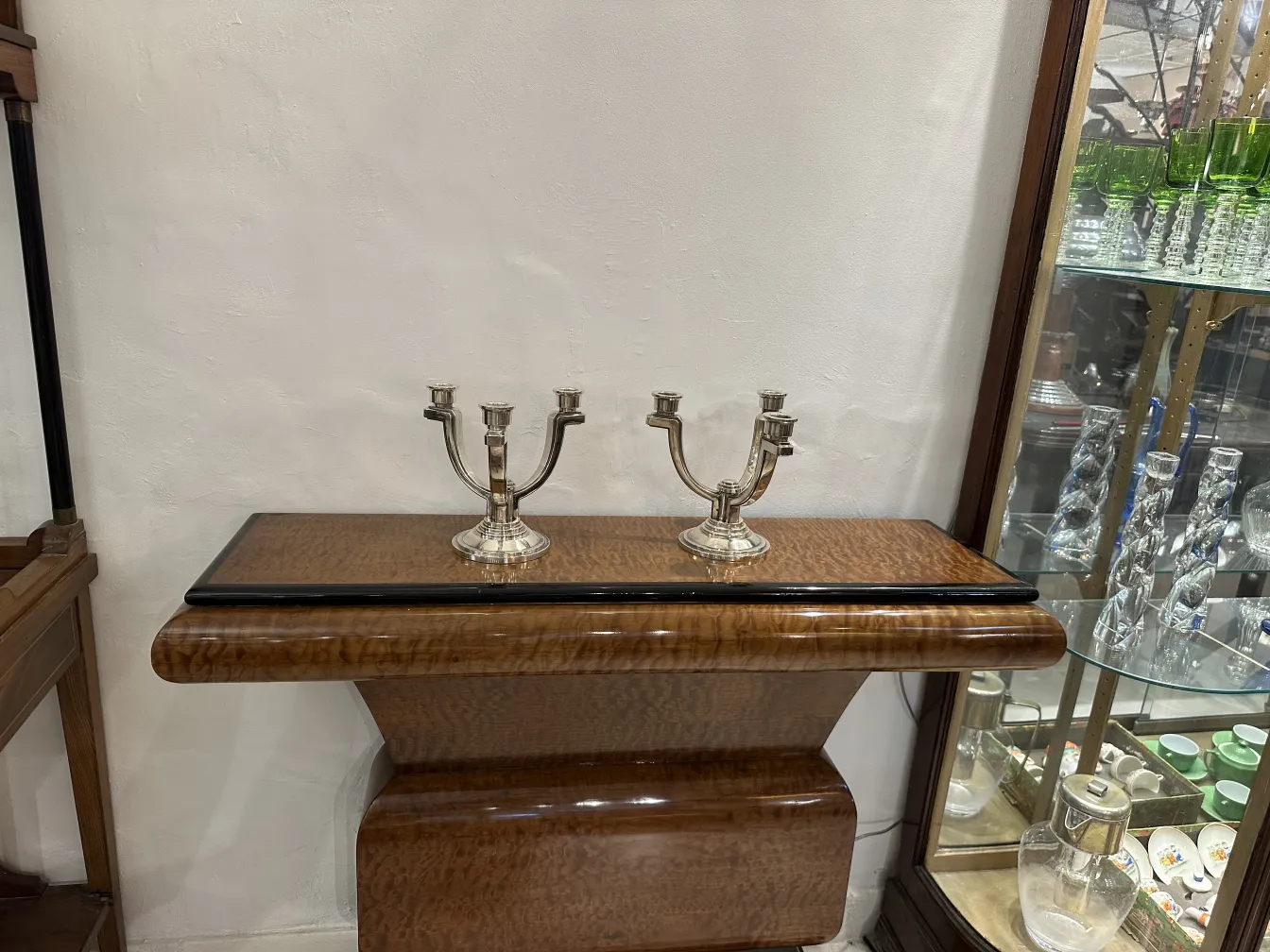 Candelabro antigo com dois braços sobre uma mesa elegante