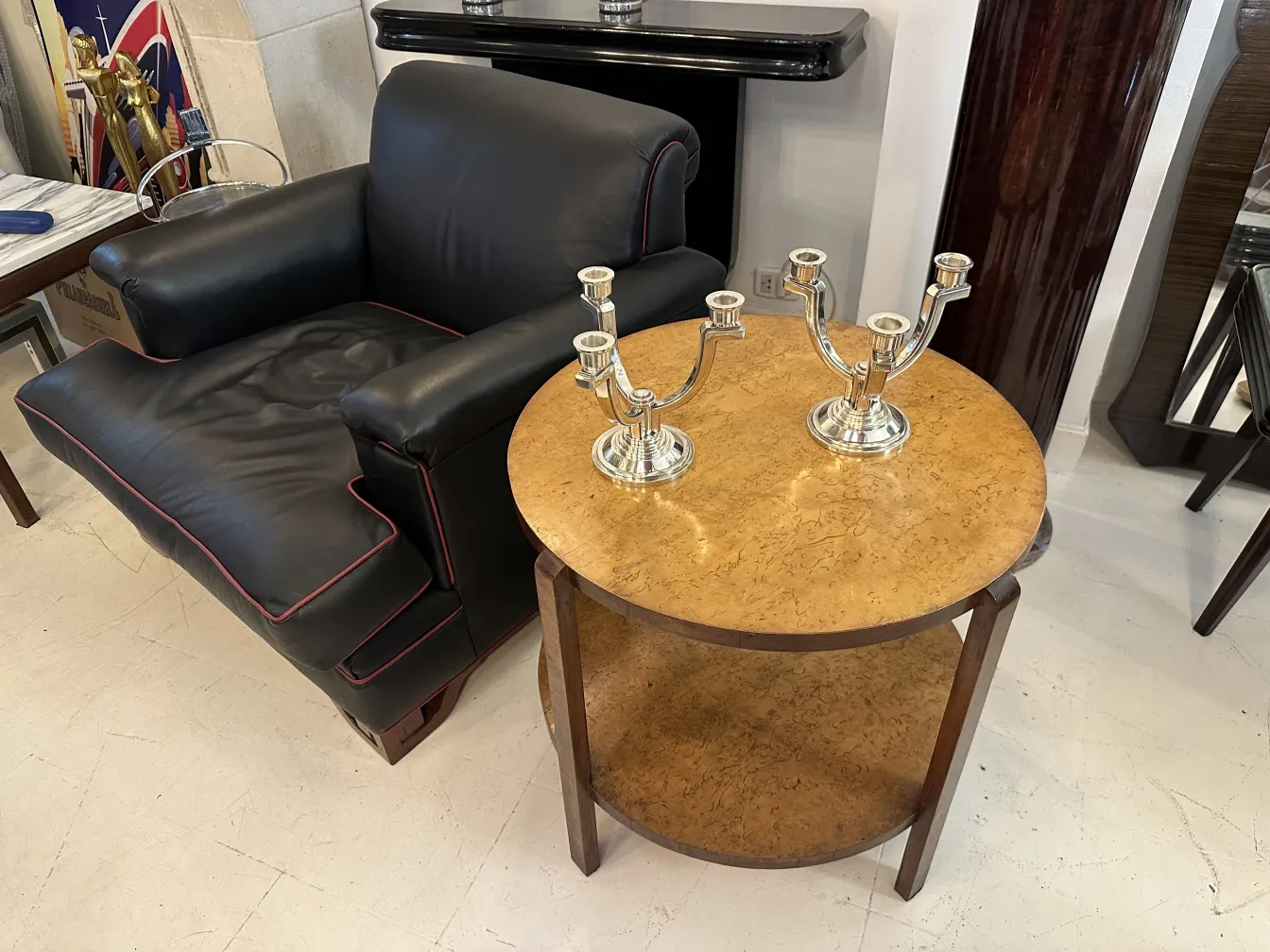 Candelabra-purana-ka-teen-hath-oval-table-par-aur-peeche-ka-kala-armchair-hai