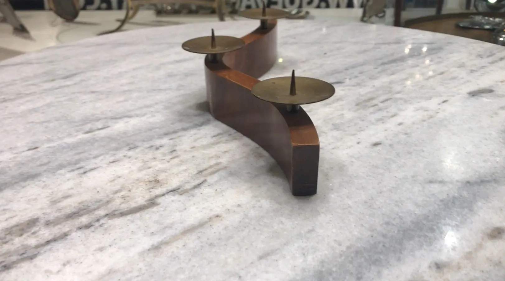 candelabro antico con forma curvata e coppe per candele