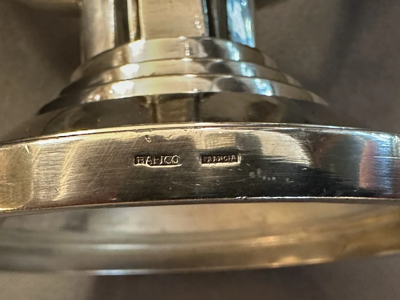 光亮的古典烛台，表面光滑