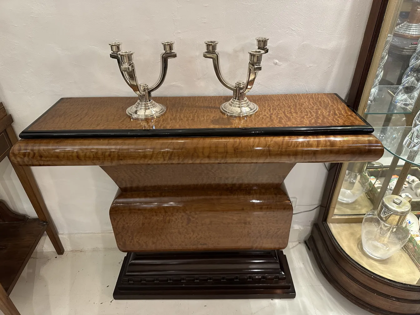 candelabro antigo em uma mesa elegante com decoração