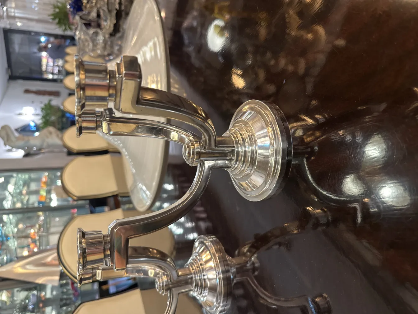 candelabro antico con braccia eleganti in un ambiente lussuoso