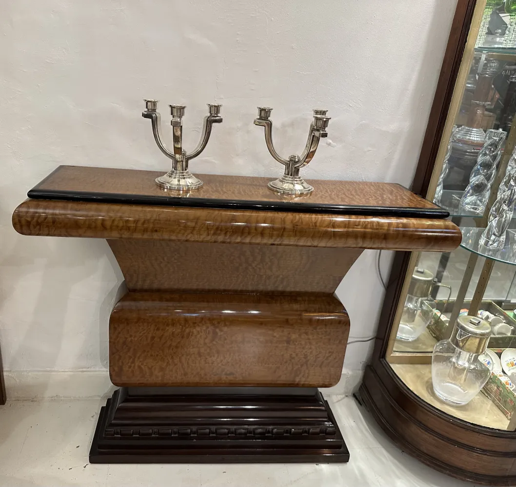 candelabro antiguo de dos brazos sobre mesa elegante, ambiente clásico