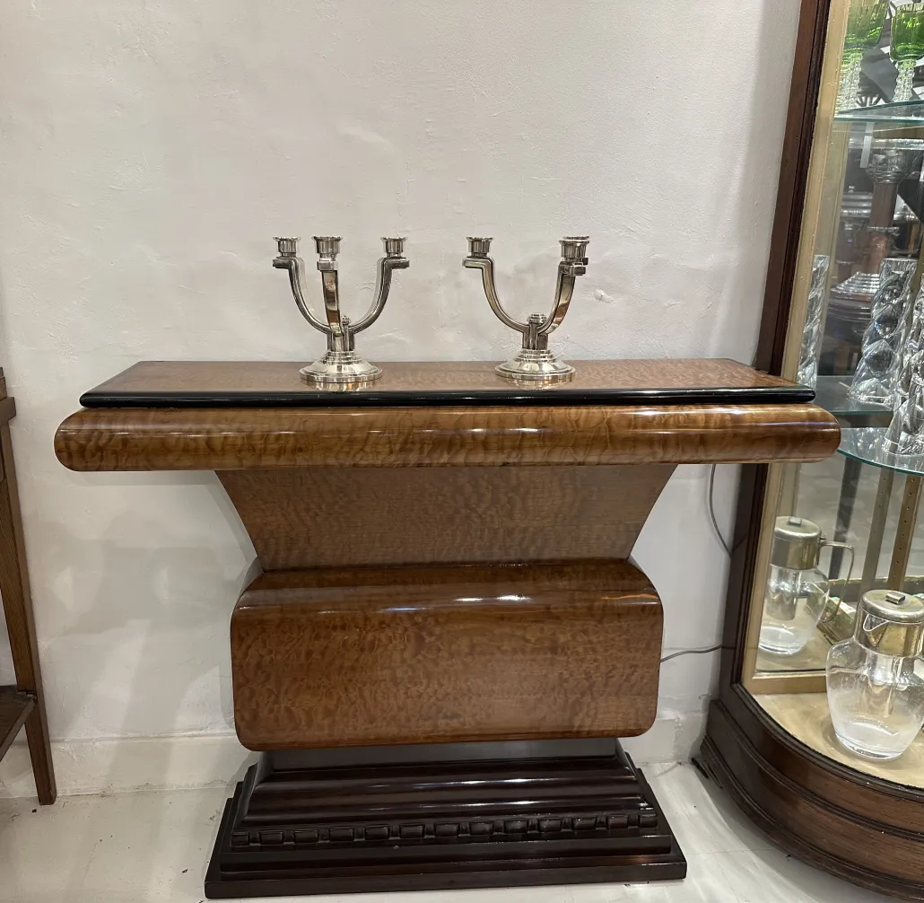 eleganter antiker Kandelaber mit zwei Lichtern, in einem gemütlichen Setting