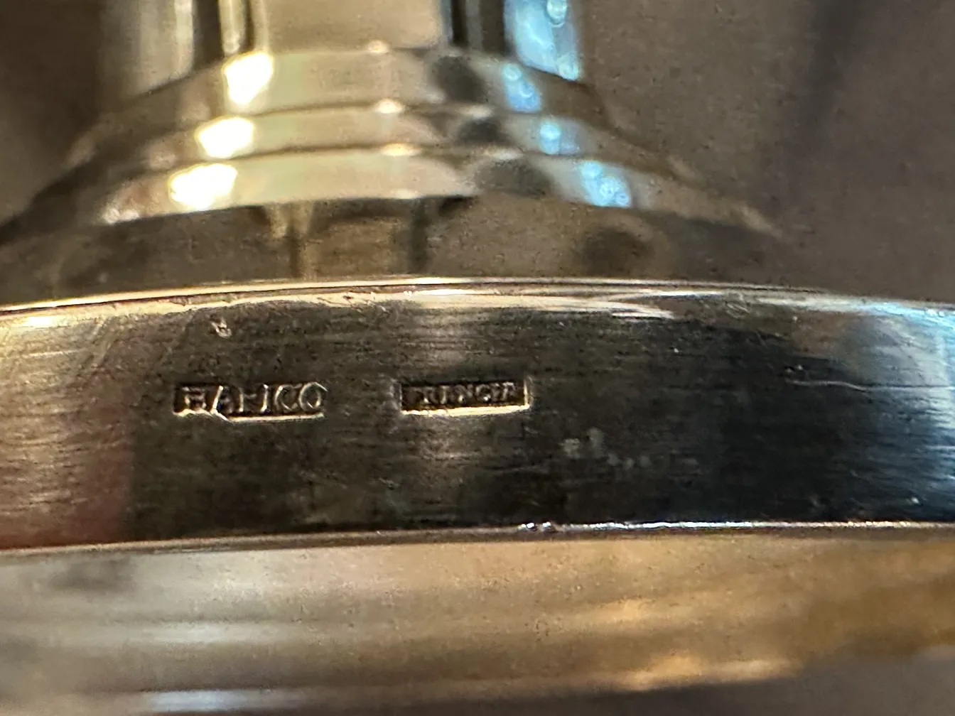 Antiker Kandelaber mit eleganten Details, warme Atmosphäre.