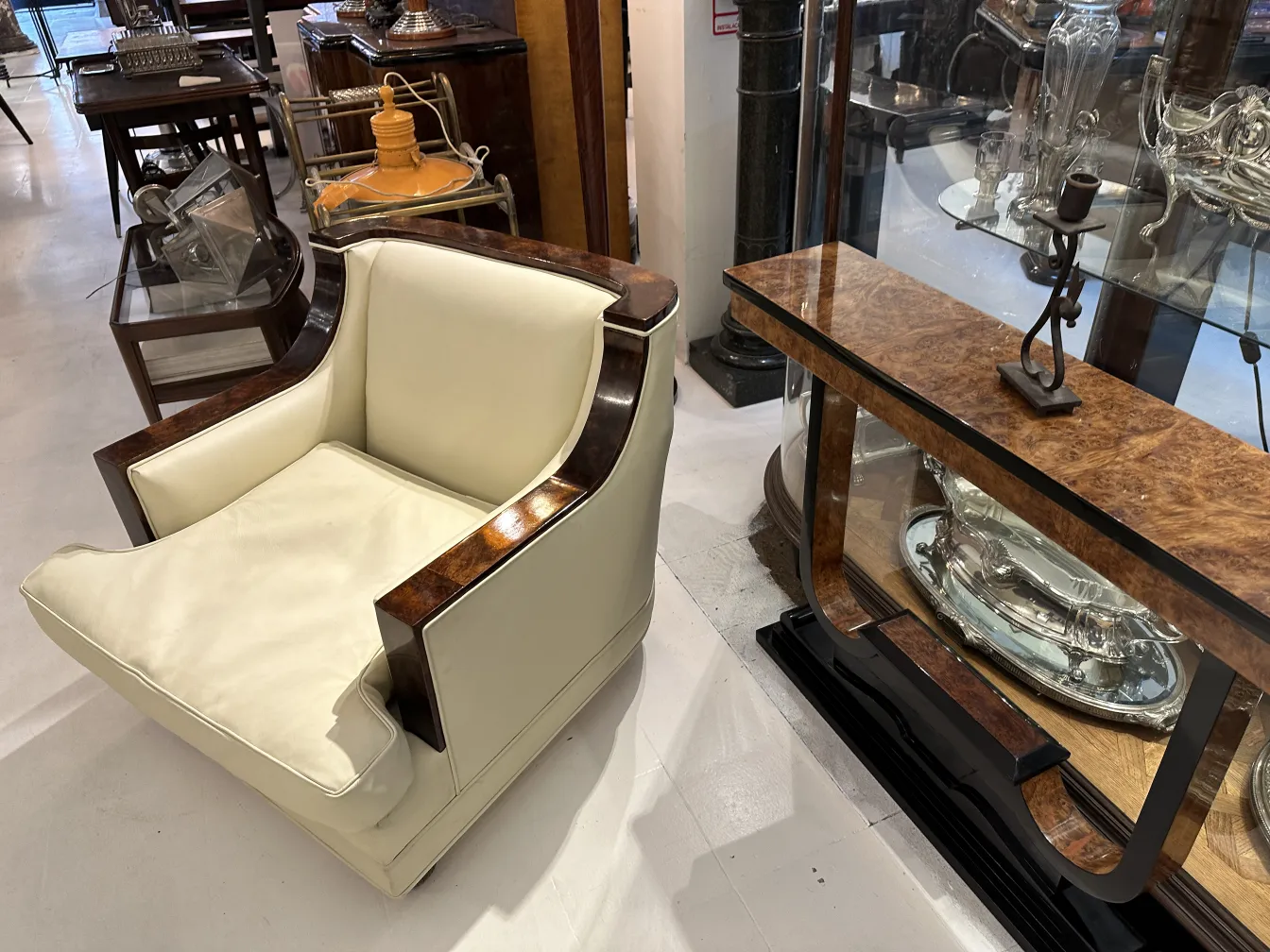 candelabro antiguo con diseño intrincado en un ambiente de antigüedades