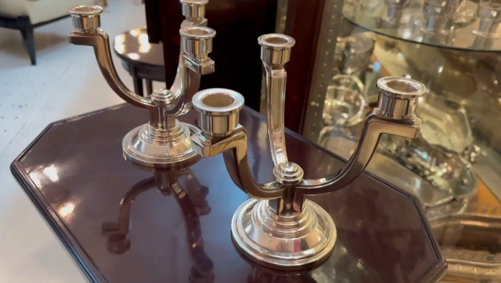 candelabro antico luminoso con tre bracci e candele