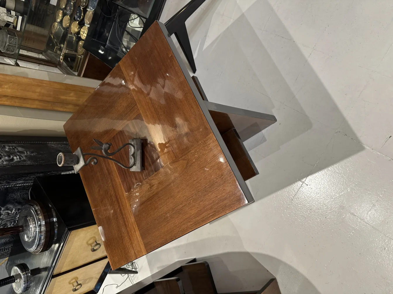 Candelabro antico decorativo con forma elegante nell'ambiente