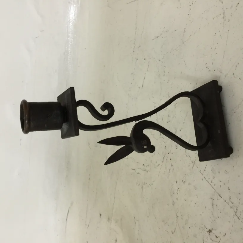 Candelabro antigo decorativo com design elegante e forma distinta.